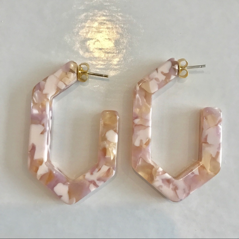 Madewell marbled resin earrings. Subtle pink.